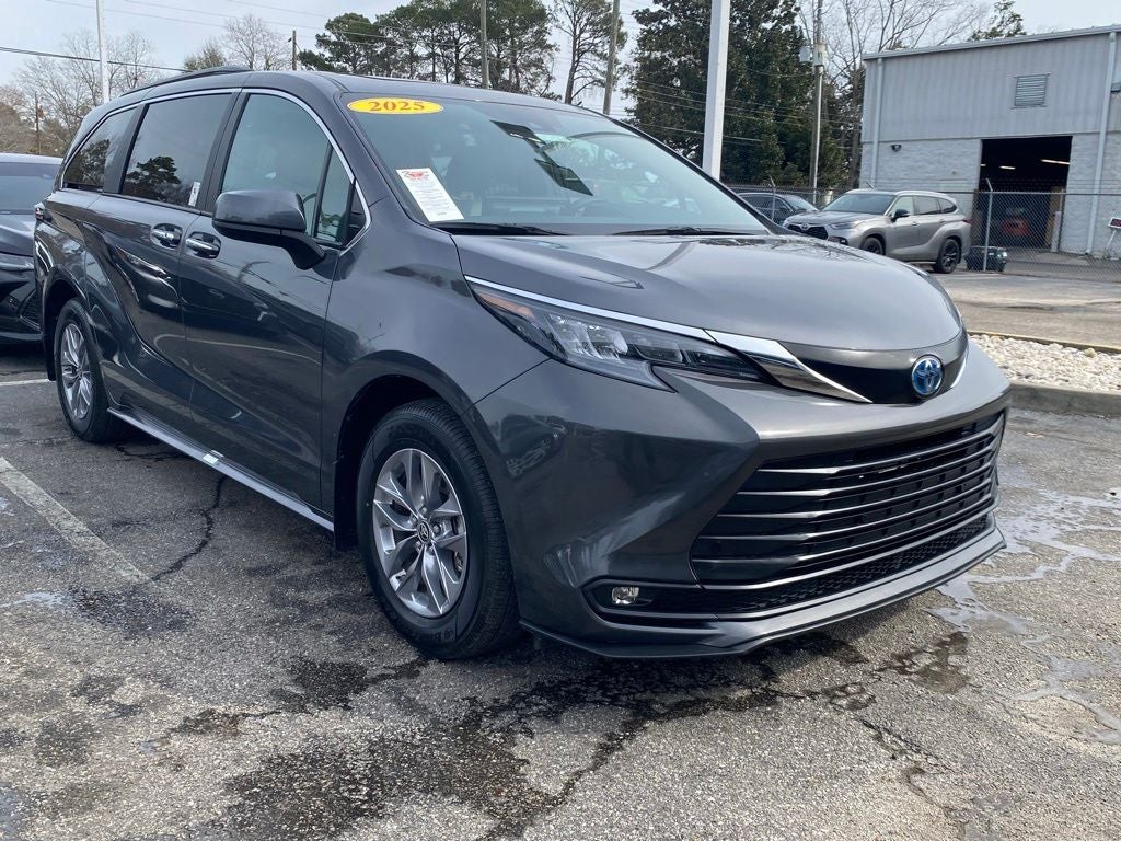 2025 Toyota Sienna XLE 8 Passenger