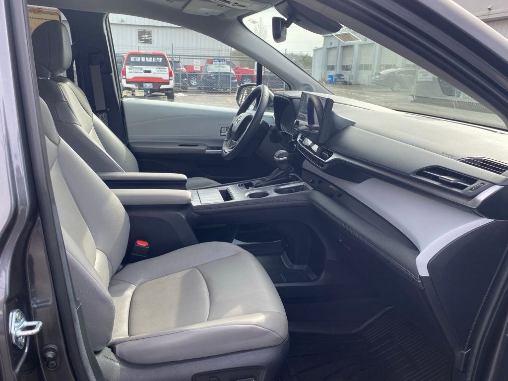 2025 Toyota Sienna XLE 8 Passenger