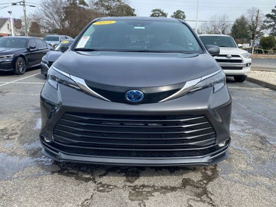 2025 Toyota Sienna XLE 8 Passenger