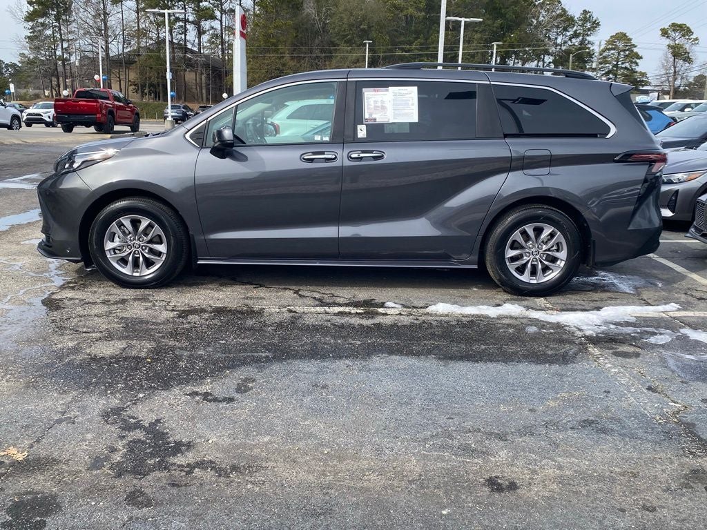 2025 Toyota Sienna XLE 8 Passenger