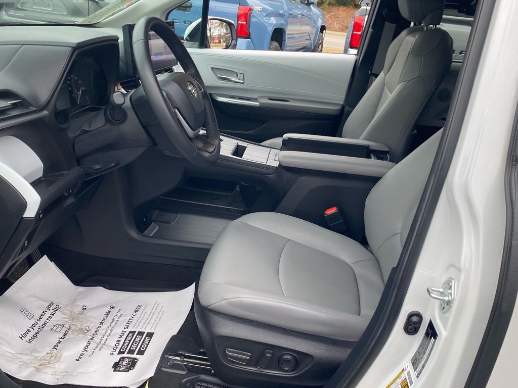 2025 Toyota Sienna XLE 8 Passenger