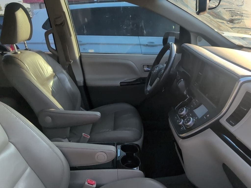 2017 Toyota Sienna XLE 8 Passenger